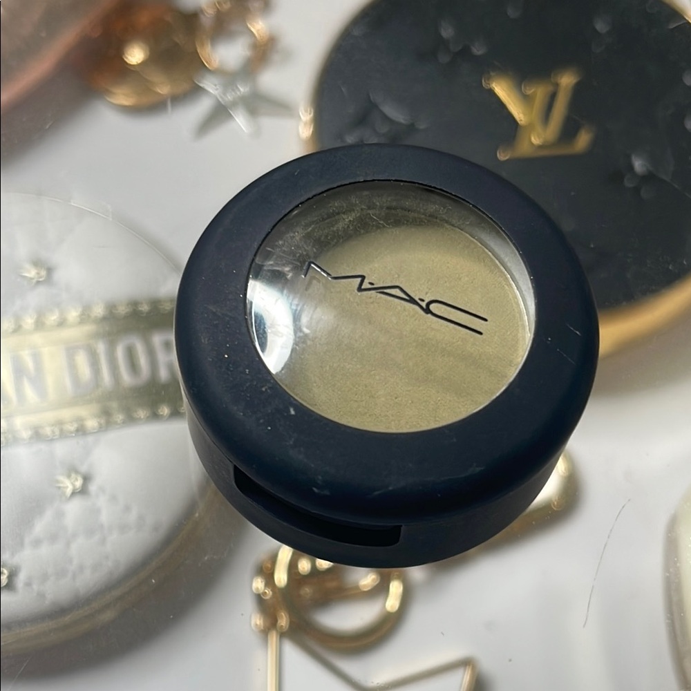 MAC Eyeshadow in per-suede me - Olive Green
